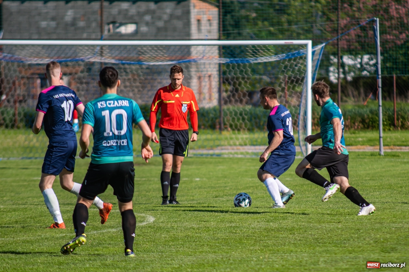 Zdjęcie w galerii na portalu naszraciborz.pl: Krzyżanowice vs Gorzyce. Choć dwoili się i troili, liderowi zbytnio nie podskoczyli [FOTO] wiadomości z regionu