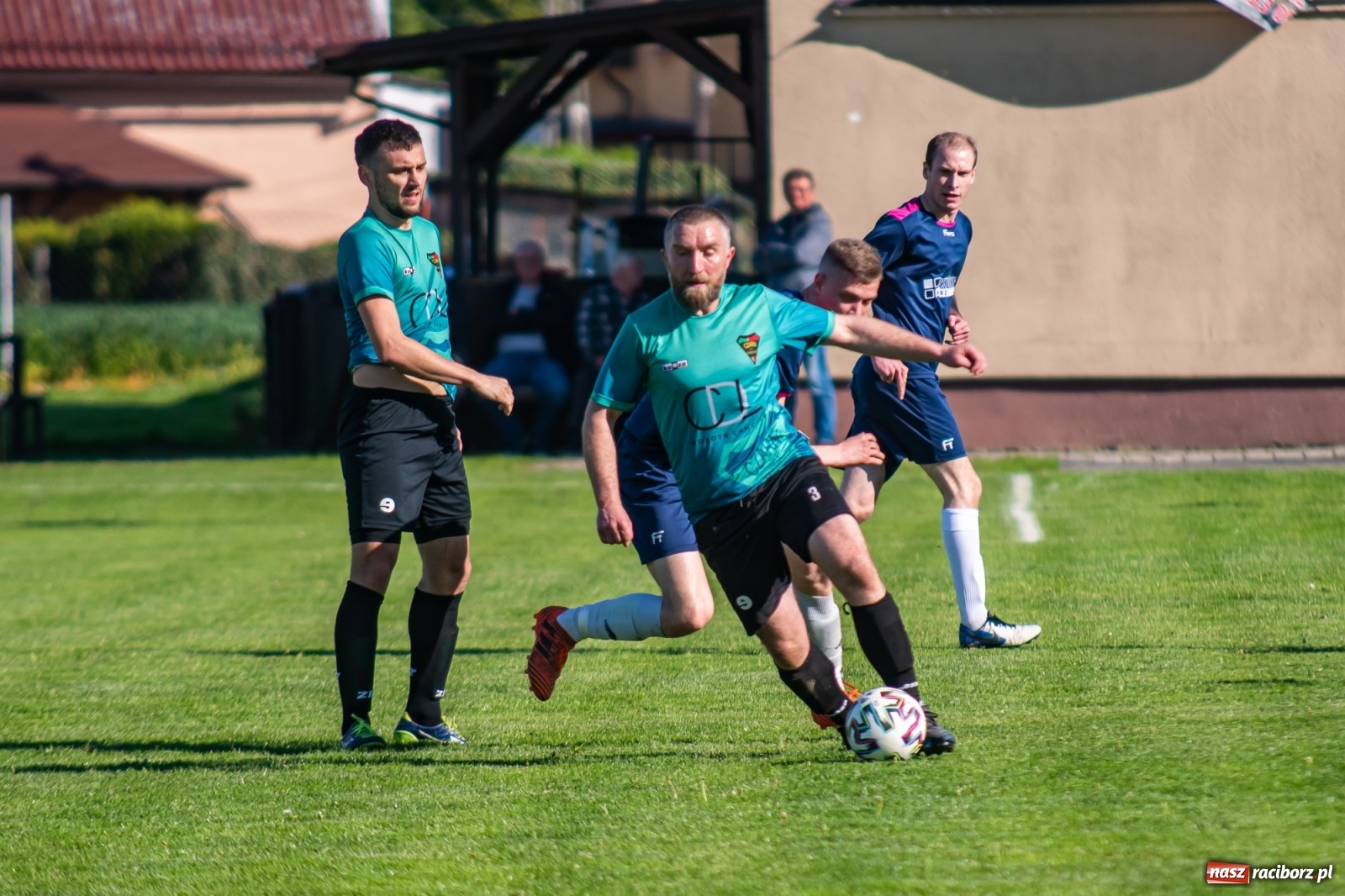Zdjęcie w galerii na portalu naszraciborz.pl: Krzyżanowice vs Gorzyce. Choć dwoili się i troili, liderowi zbytnio nie podskoczyli [FOTO] wiadomości z regionu