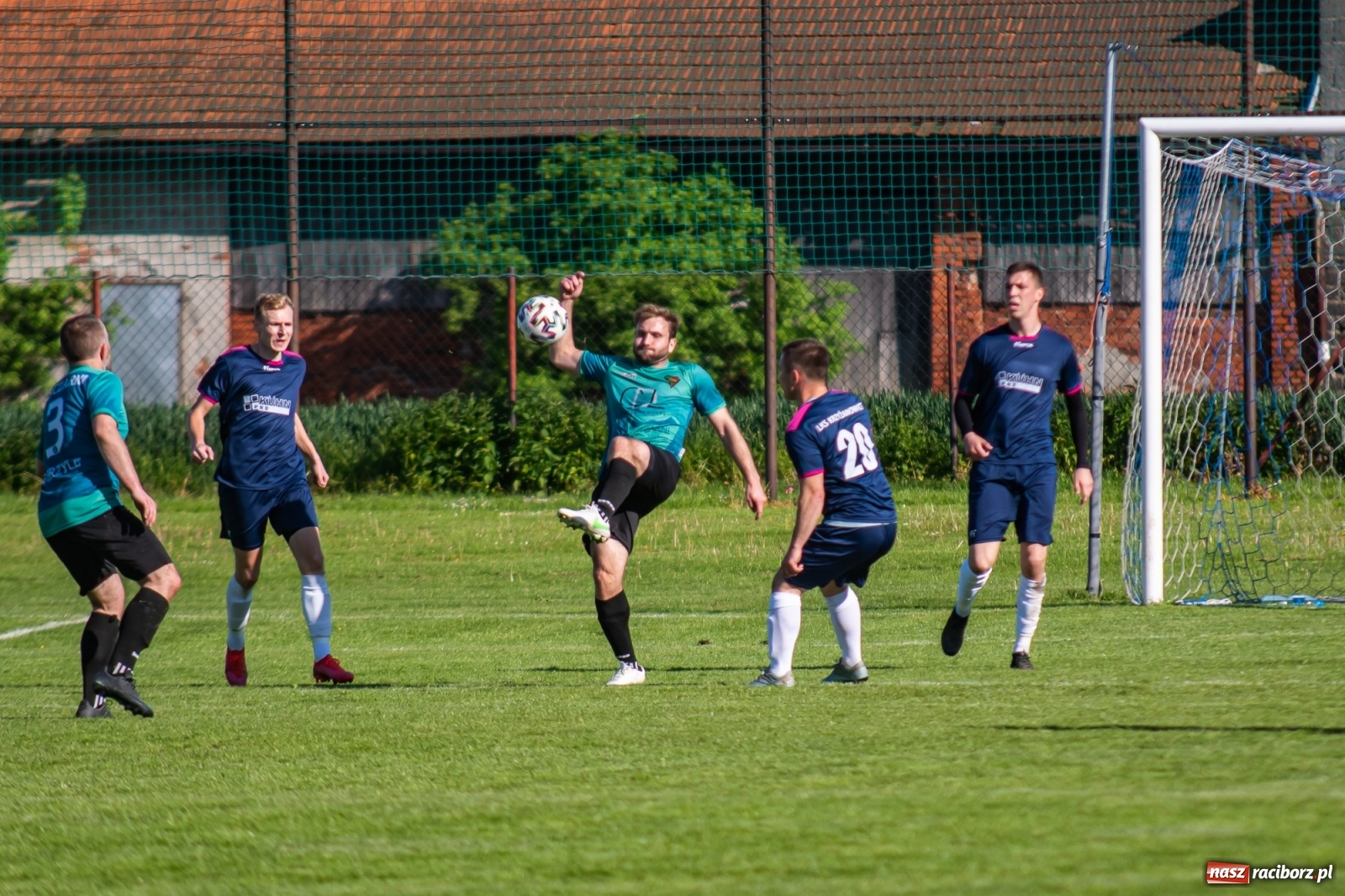 Zdjęcie w galerii na portalu naszraciborz.pl: Krzyżanowice vs Gorzyce. Choć dwoili się i troili, liderowi zbytnio nie podskoczyli [FOTO] wiadomości z regionu