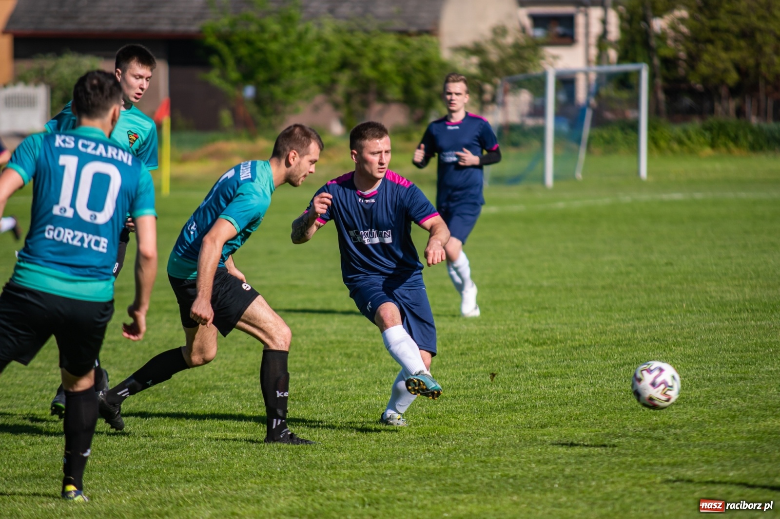 Zdjęcie w galerii na portalu naszraciborz.pl: Krzyżanowice vs Gorzyce. Choć dwoili się i troili, liderowi zbytnio nie podskoczyli [FOTO] wiadomości z regionu