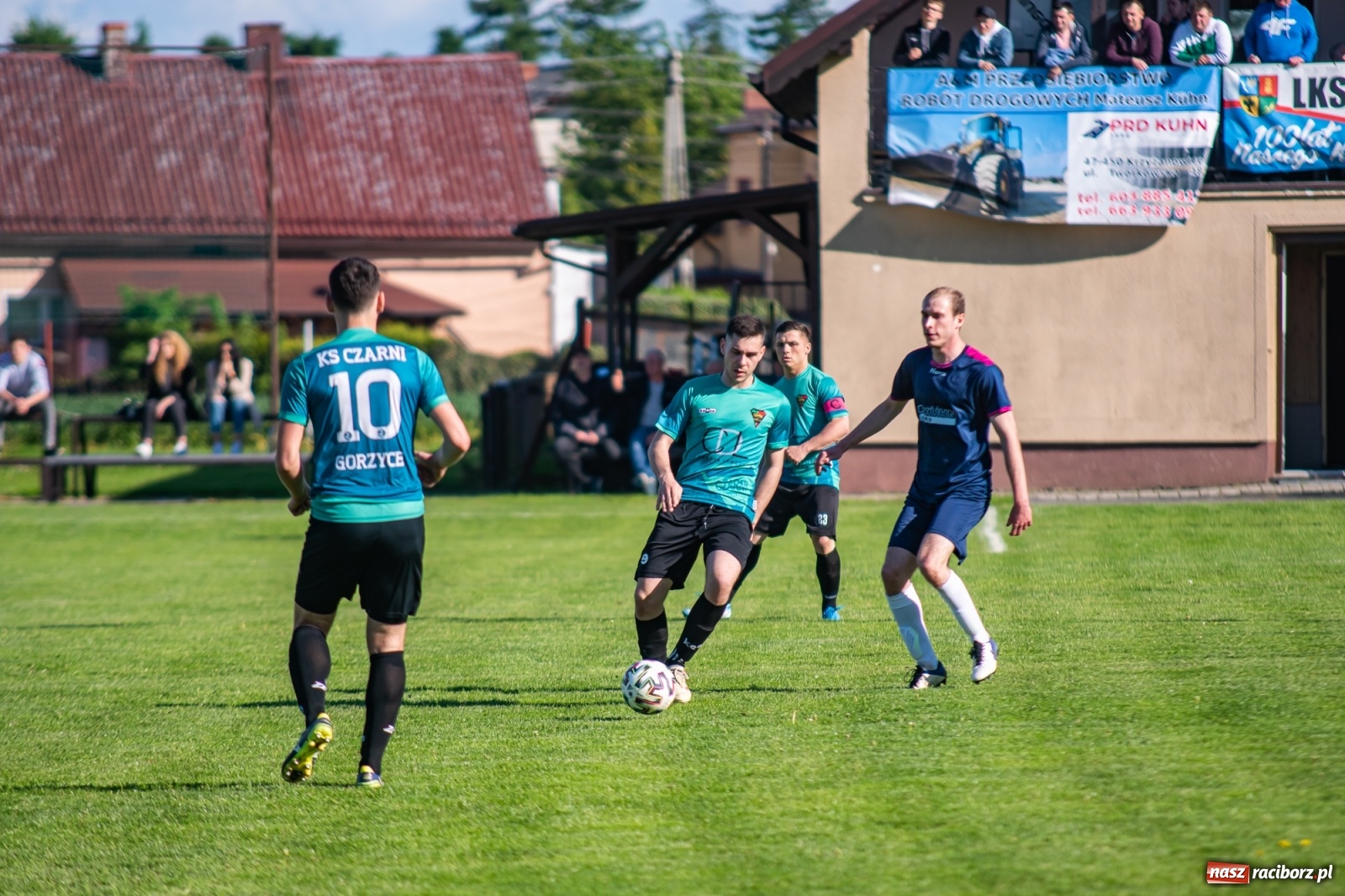 Zdjęcie w galerii na portalu naszraciborz.pl: Krzyżanowice vs Gorzyce. Choć dwoili się i troili, liderowi zbytnio nie podskoczyli [FOTO] wiadomości z regionu