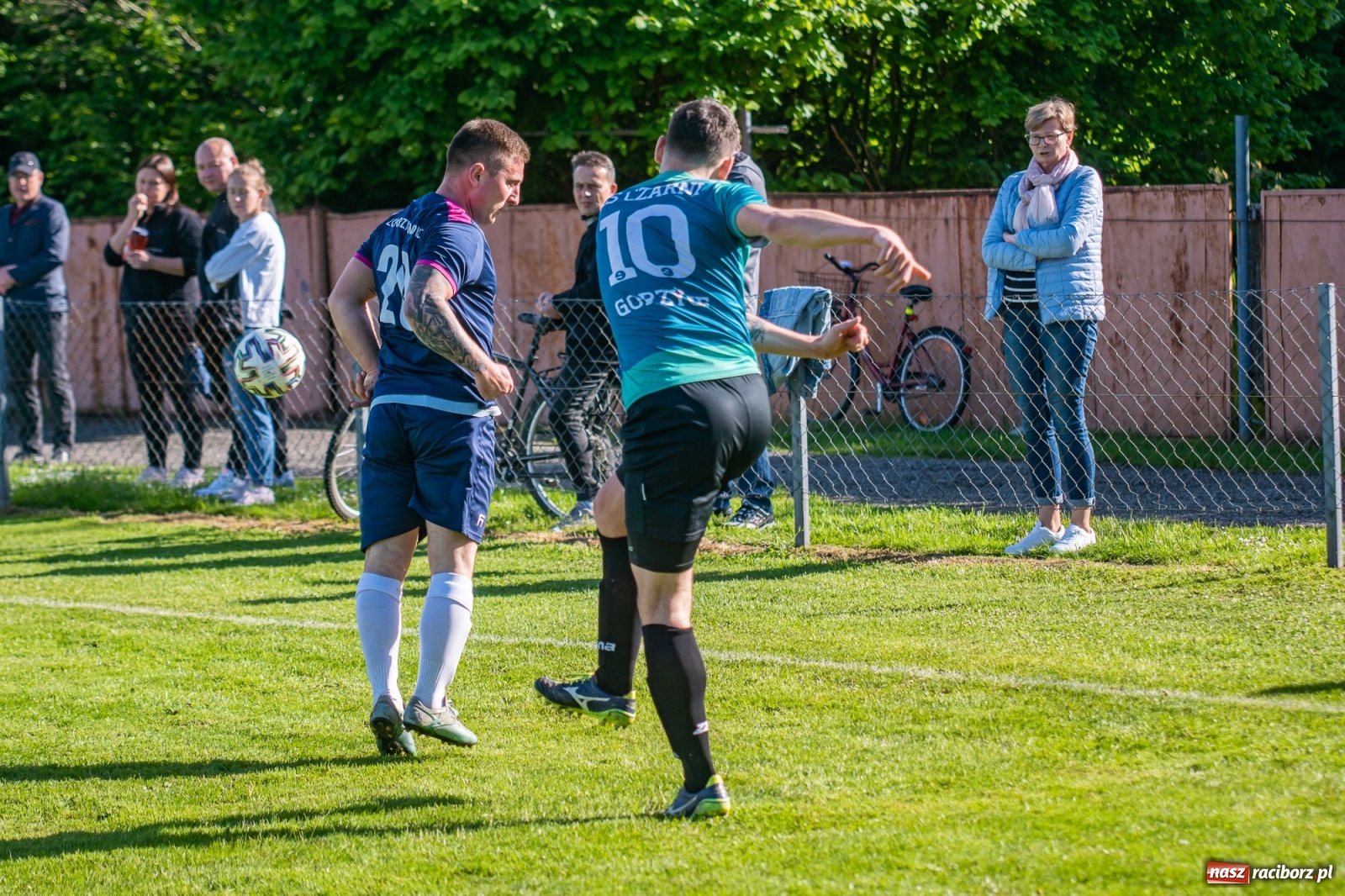 Zdjęcie w galerii na portalu naszraciborz.pl: Krzyżanowice vs Gorzyce. Choć dwoili się i troili, liderowi zbytnio nie podskoczyli [FOTO] wiadomości z regionu