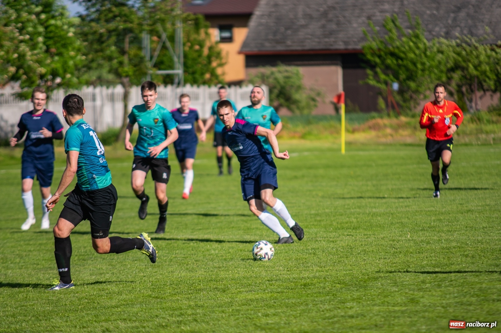 Zdjęcie w galerii na portalu naszraciborz.pl: Krzyżanowice vs Gorzyce. Choć dwoili się i troili, liderowi zbytnio nie podskoczyli [FOTO] wiadomości z regionu