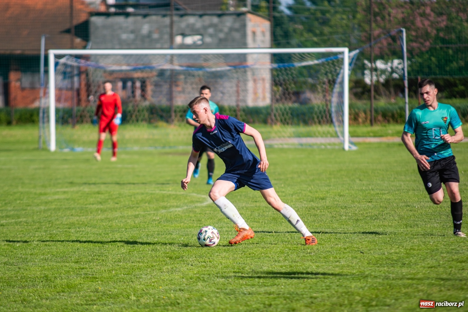Zdjęcie w galerii na portalu naszraciborz.pl: Krzyżanowice vs Gorzyce. Choć dwoili się i troili, liderowi zbytnio nie podskoczyli [FOTO] wiadomości z regionu