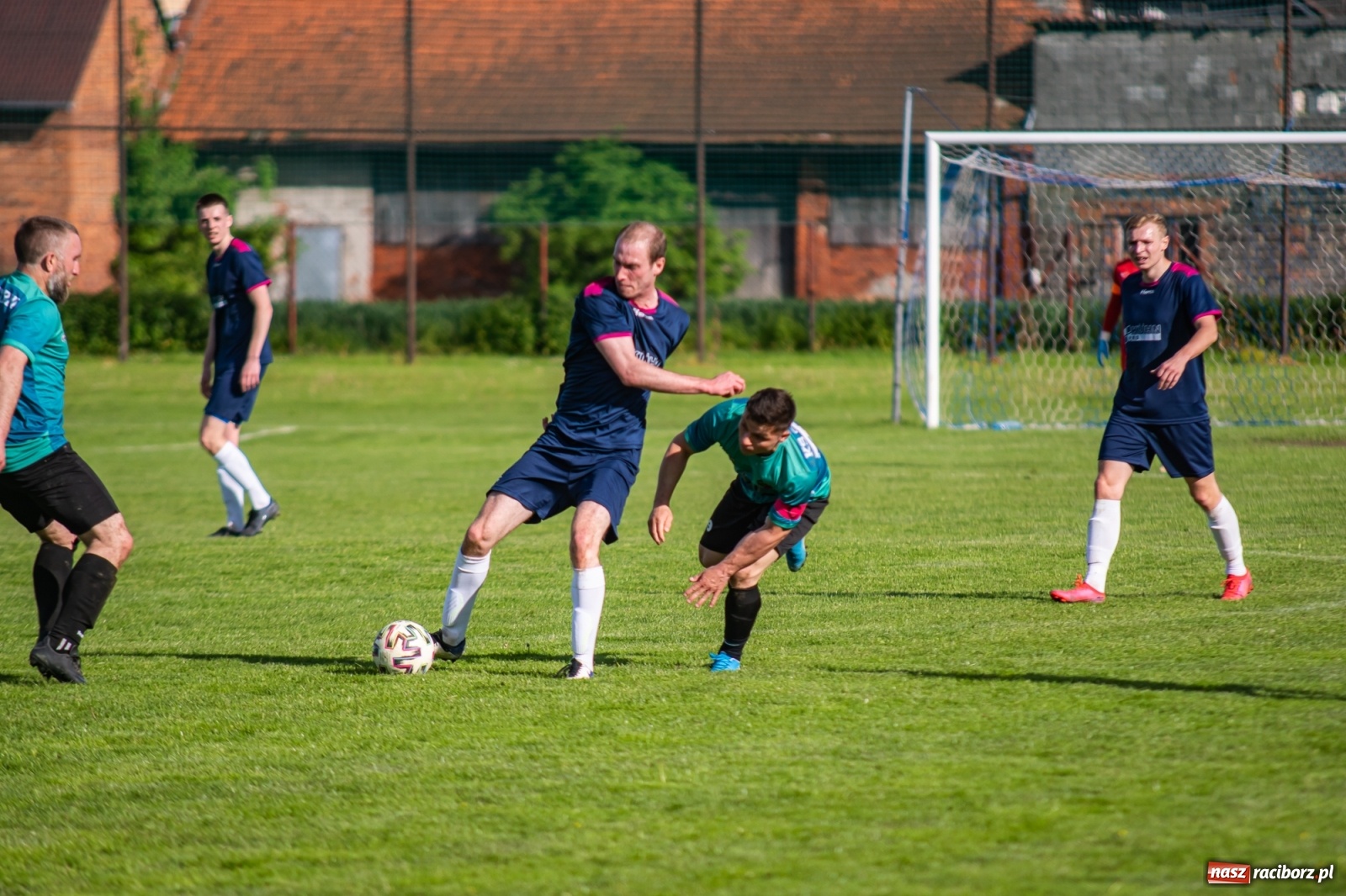 Zdjęcie w galerii na portalu naszraciborz.pl: Krzyżanowice vs Gorzyce. Choć dwoili się i troili, liderowi zbytnio nie podskoczyli [FOTO] wiadomości z regionu