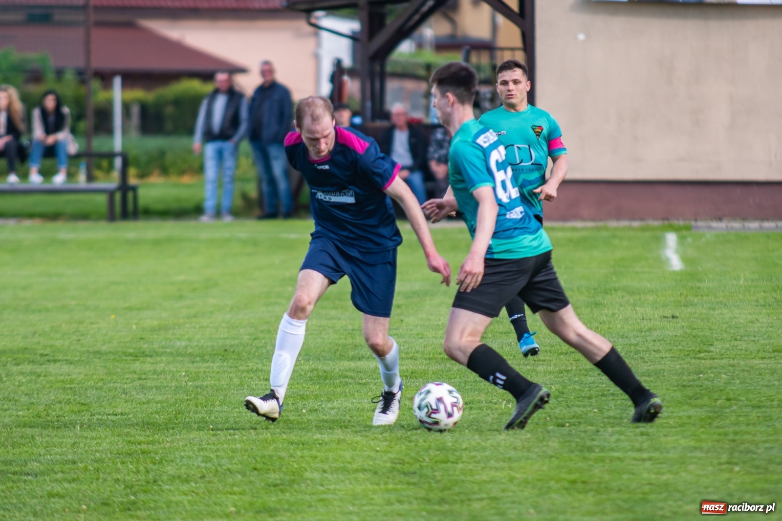 Zdjęcie w galerii na portalu naszraciborz.pl: Krzyżanowice vs Gorzyce. Choć dwoili się i troili, liderowi zbytnio nie podskoczyli [FOTO] wiadomości z regionu