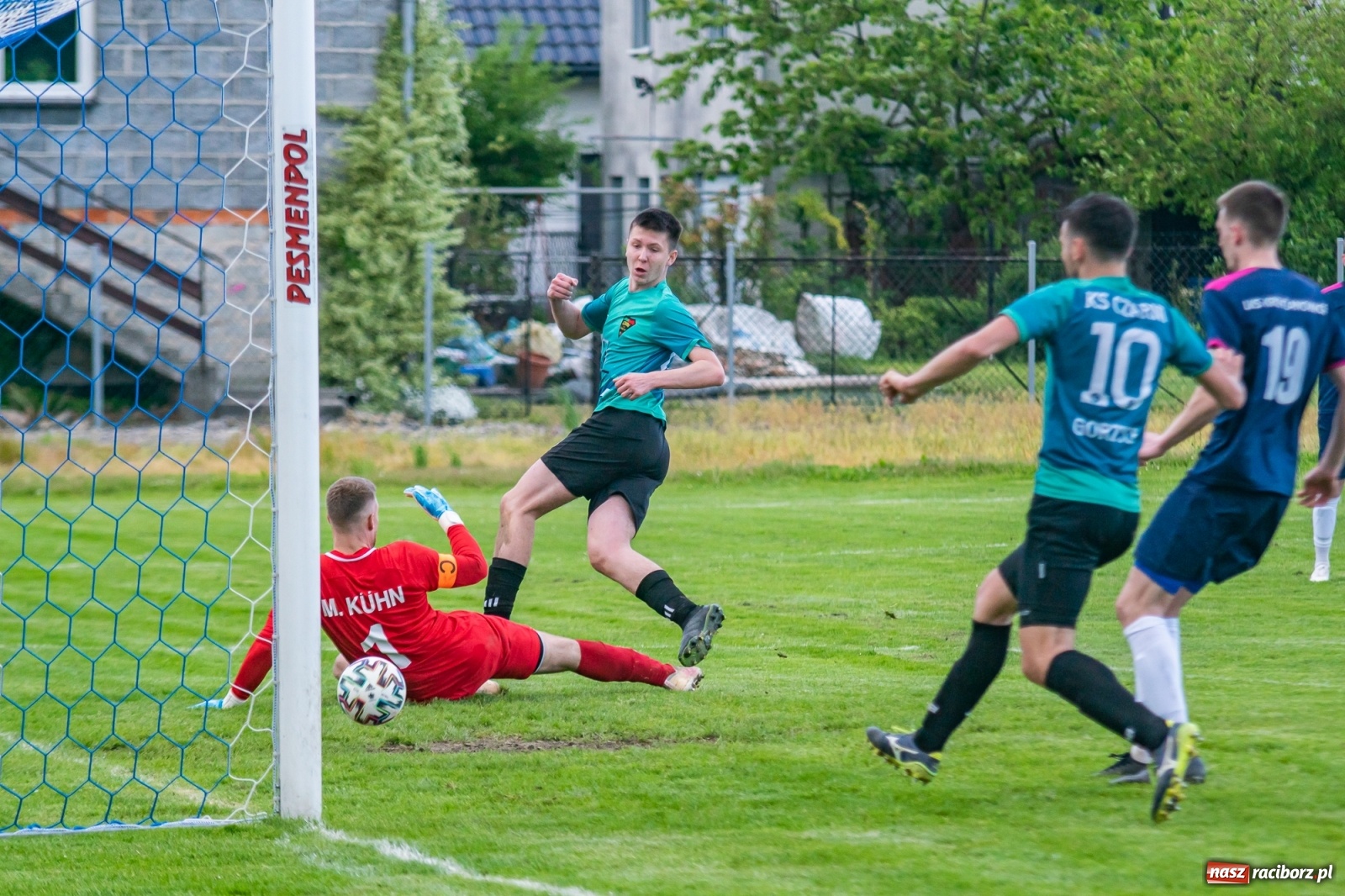 Zdjęcie w galerii na portalu naszraciborz.pl: Krzyżanowice vs Gorzyce. Choć dwoili się i troili, liderowi zbytnio nie podskoczyli [FOTO] wiadomości z regionu