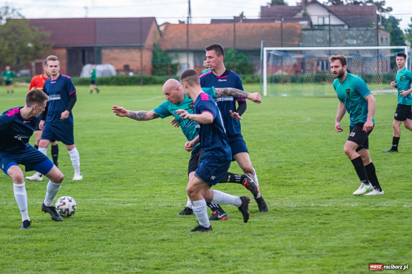 Zdjęcie w galerii na portalu naszraciborz.pl: Krzyżanowice vs Gorzyce. Choć dwoili się i troili, liderowi zbytnio nie podskoczyli [FOTO] wiadomości z regionu
