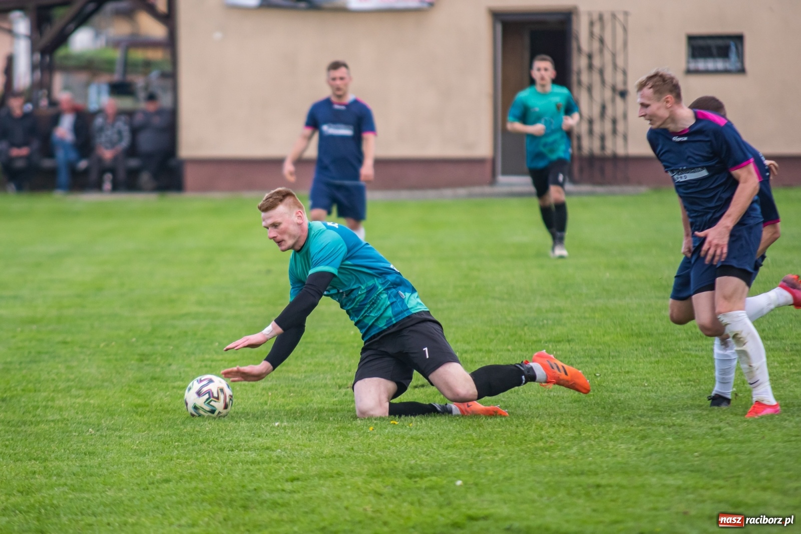 Zdjęcie w galerii na portalu naszraciborz.pl: Krzyżanowice vs Gorzyce. Choć dwoili się i troili, liderowi zbytnio nie podskoczyli [FOTO] wiadomości z regionu