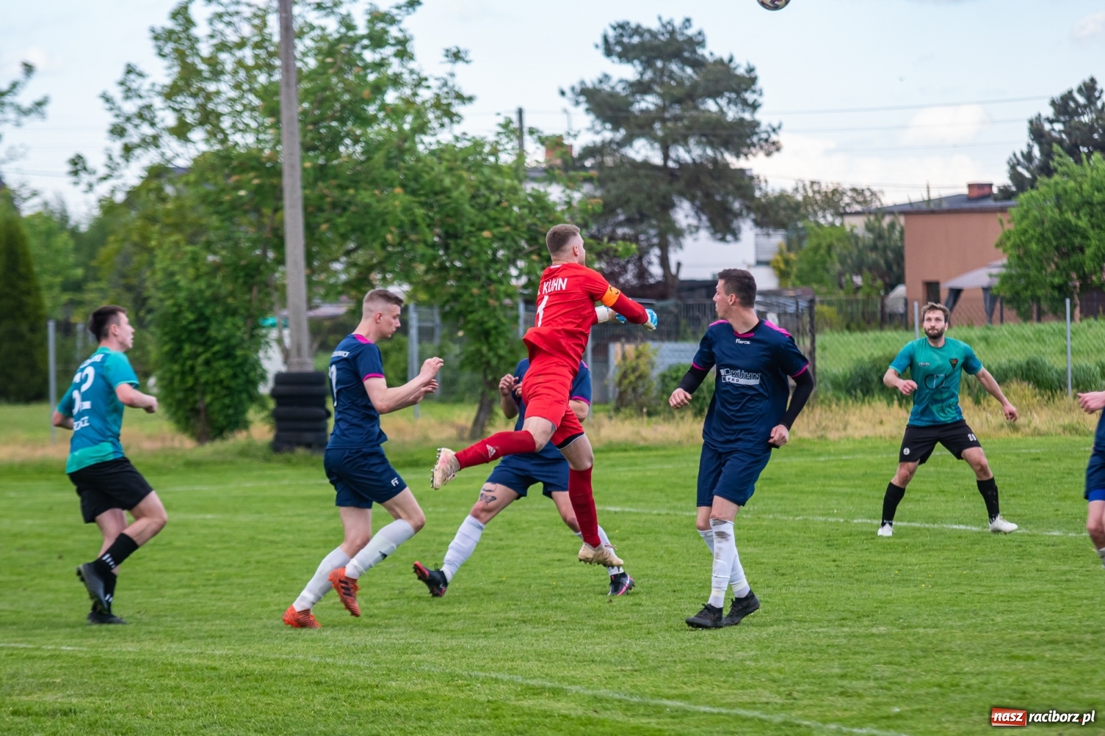 Zdjęcie w galerii na portalu naszraciborz.pl: Krzyżanowice vs Gorzyce. Choć dwoili się i troili, liderowi zbytnio nie podskoczyli [FOTO] wiadomości z regionu