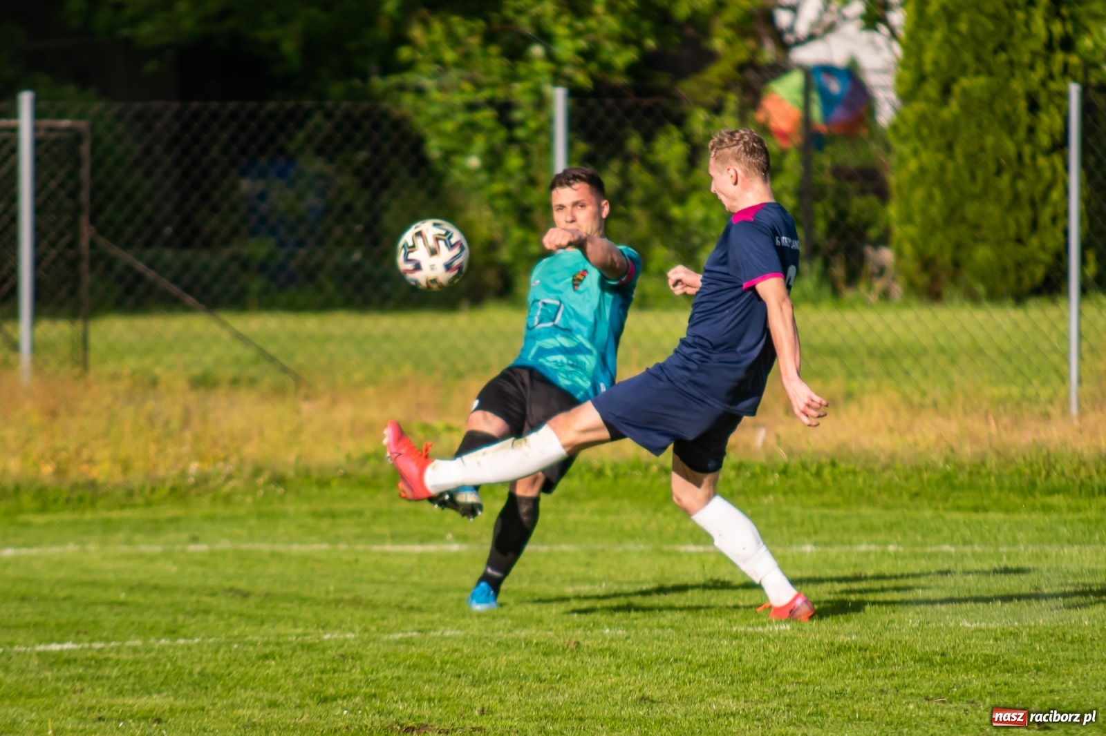 Zdjęcie w galerii na portalu naszraciborz.pl: Krzyżanowice vs Gorzyce. Choć dwoili się i troili, liderowi zbytnio nie podskoczyli [FOTO] wiadomości z regionu
