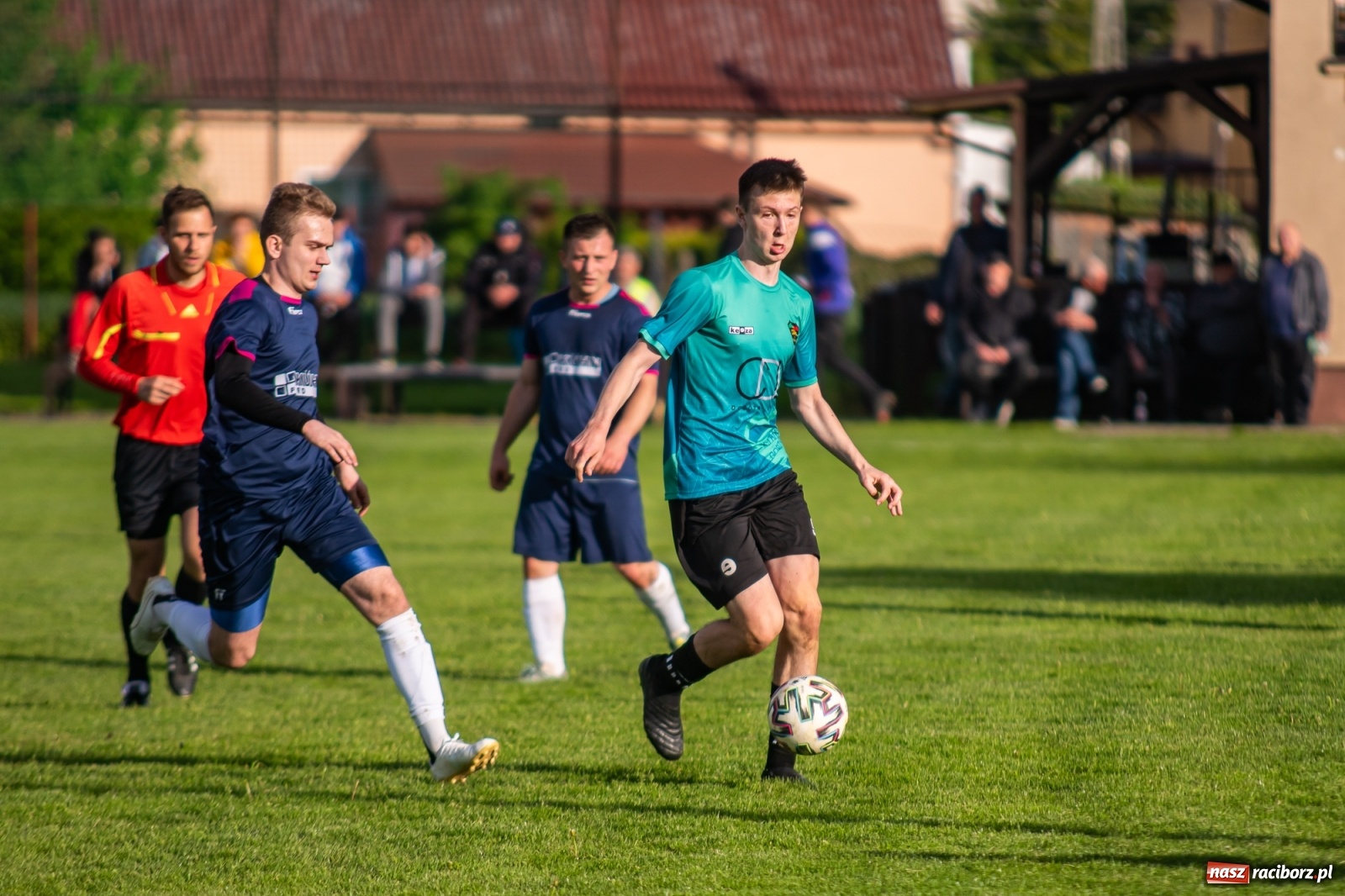 Zdjęcie w galerii na portalu naszraciborz.pl: Krzyżanowice vs Gorzyce. Choć dwoili się i troili, liderowi zbytnio nie podskoczyli [FOTO] wiadomości z regionu
