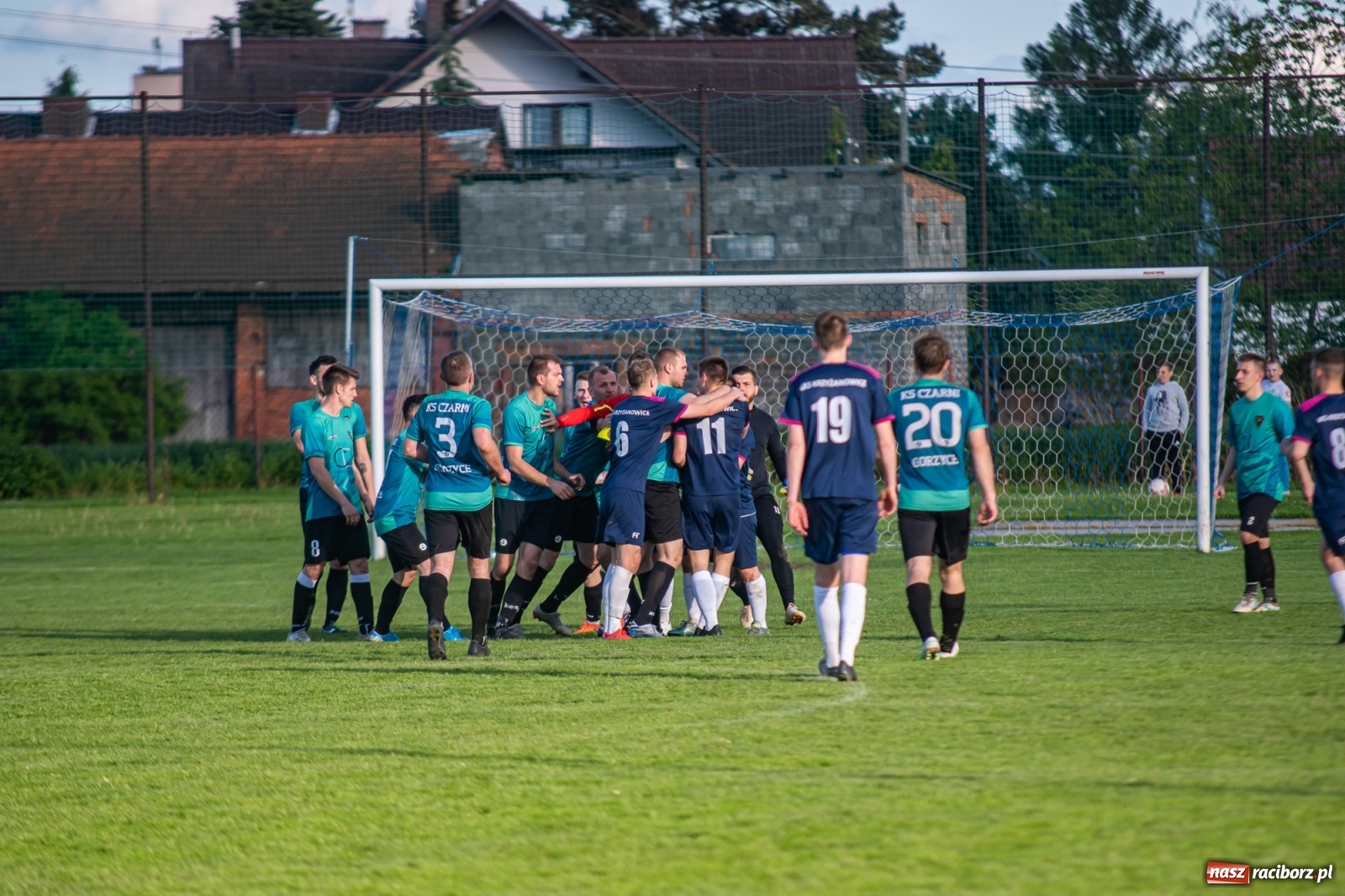 Zdjęcie w galerii na portalu naszraciborz.pl: Krzyżanowice vs Gorzyce. Choć dwoili się i troili, liderowi zbytnio nie podskoczyli [FOTO] wiadomości z regionu