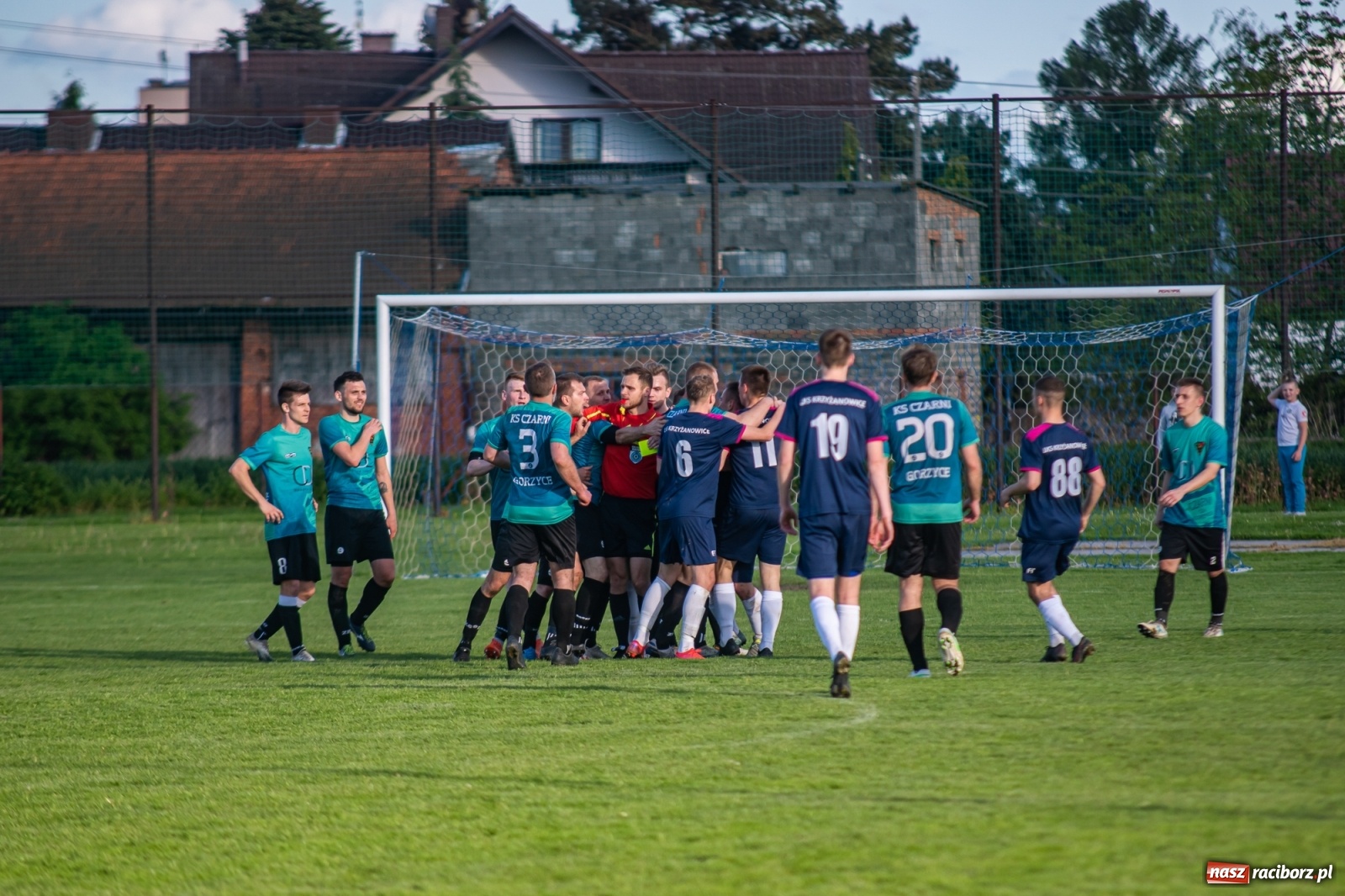 Zdjęcie w galerii na portalu naszraciborz.pl: Krzyżanowice vs Gorzyce. Choć dwoili się i troili, liderowi zbytnio nie podskoczyli [FOTO] wiadomości z regionu
