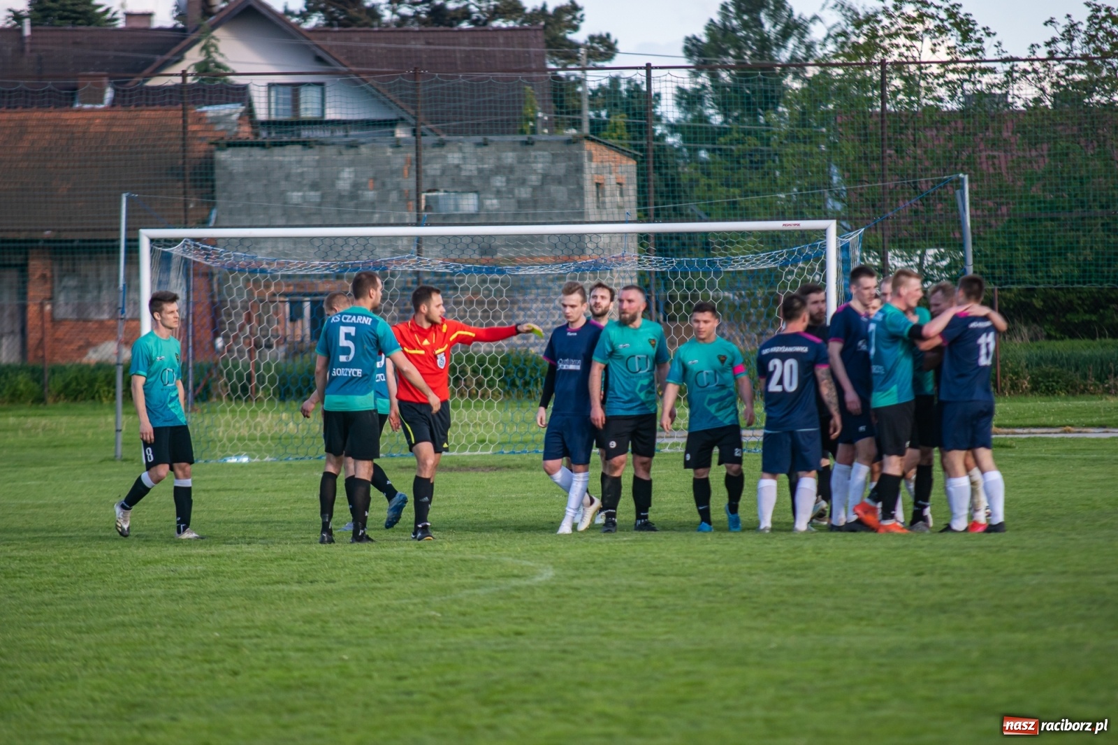 Zdjęcie w galerii na portalu naszraciborz.pl: Krzyżanowice vs Gorzyce. Choć dwoili się i troili, liderowi zbytnio nie podskoczyli [FOTO] wiadomości z regionu