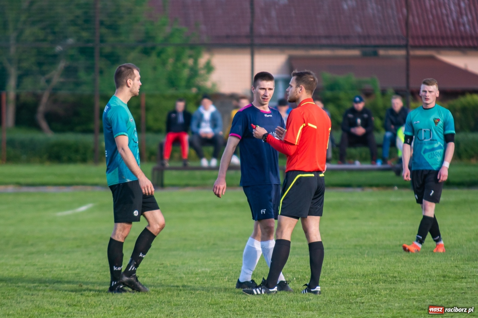 Zdjęcie w galerii na portalu naszraciborz.pl: Krzyżanowice vs Gorzyce. Choć dwoili się i troili, liderowi zbytnio nie podskoczyli [FOTO] wiadomości z regionu