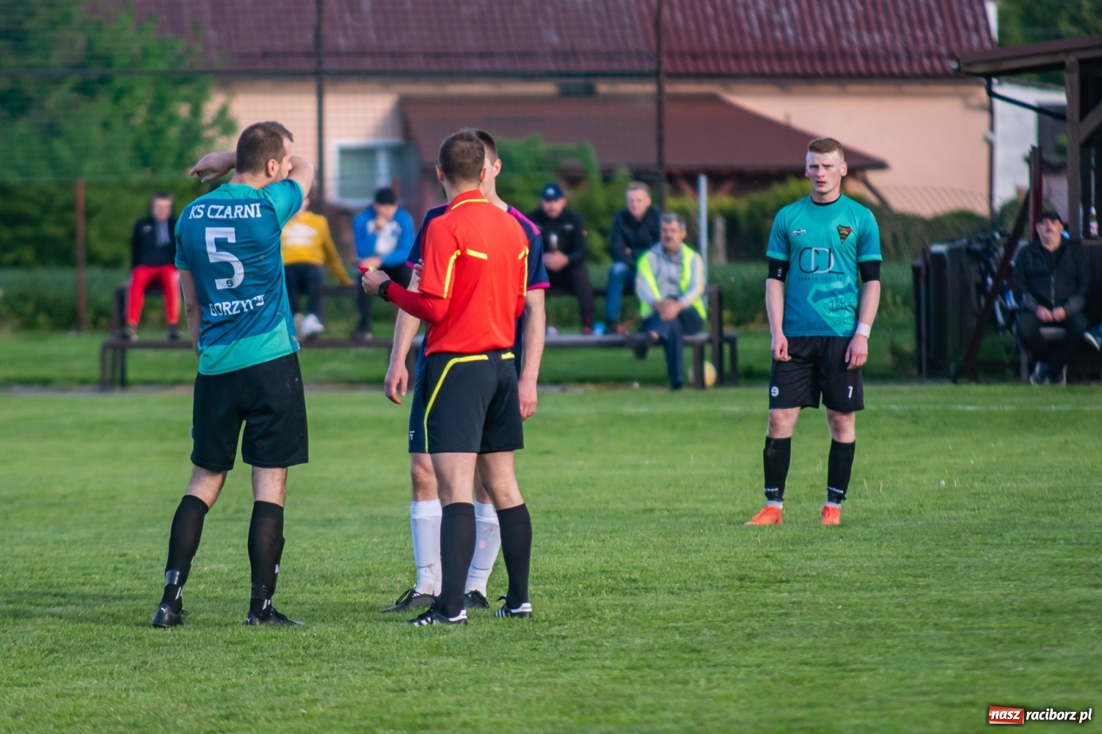 Zdjęcie w galerii na portalu naszraciborz.pl: Krzyżanowice vs Gorzyce. Choć dwoili się i troili, liderowi zbytnio nie podskoczyli [FOTO] wiadomości z regionu