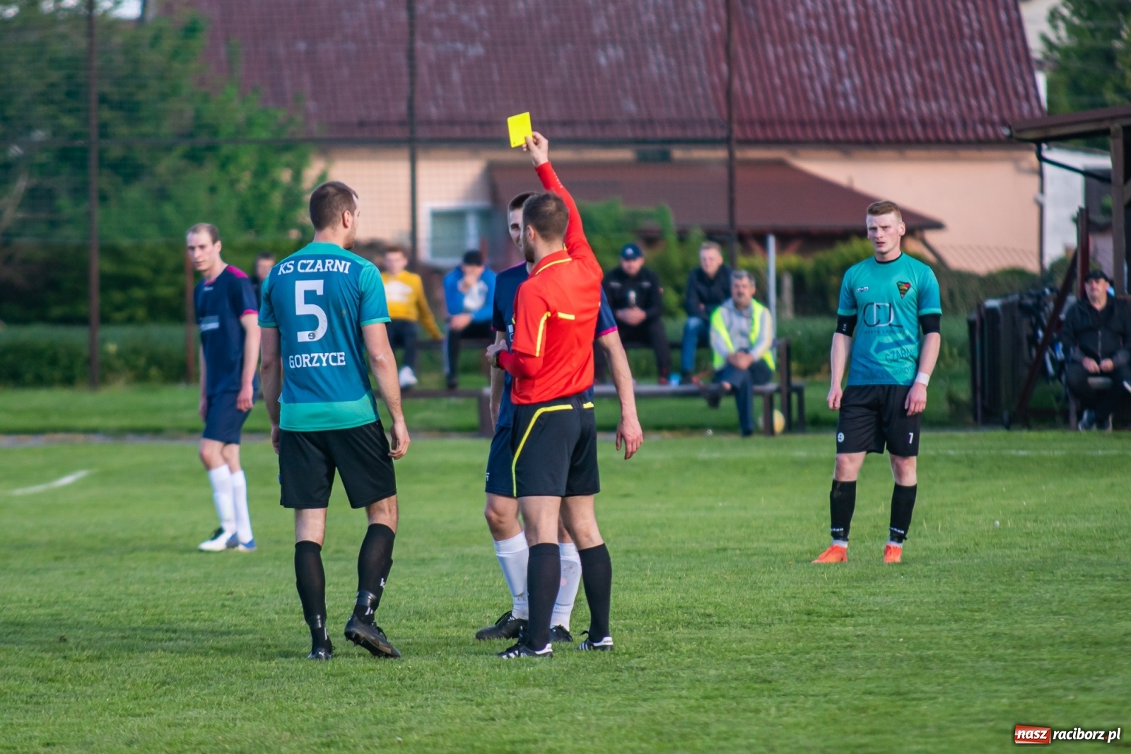 Zdjęcie w galerii na portalu naszraciborz.pl: Krzyżanowice vs Gorzyce. Choć dwoili się i troili, liderowi zbytnio nie podskoczyli [FOTO] wiadomości z regionu