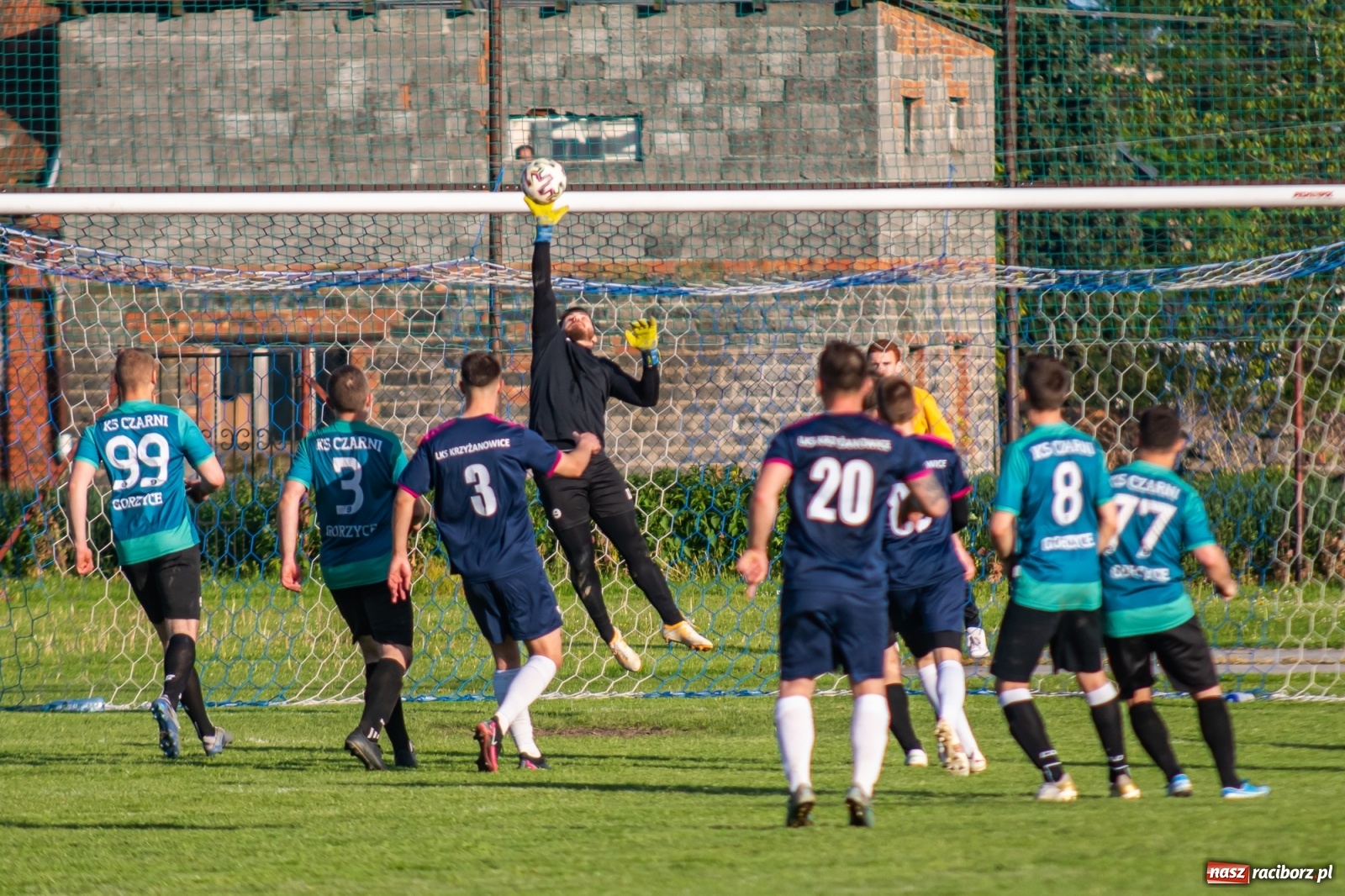 Zdjęcie w galerii na portalu naszraciborz.pl: Krzyżanowice vs Gorzyce. Choć dwoili się i troili, liderowi zbytnio nie podskoczyli [FOTO] wiadomości z regionu