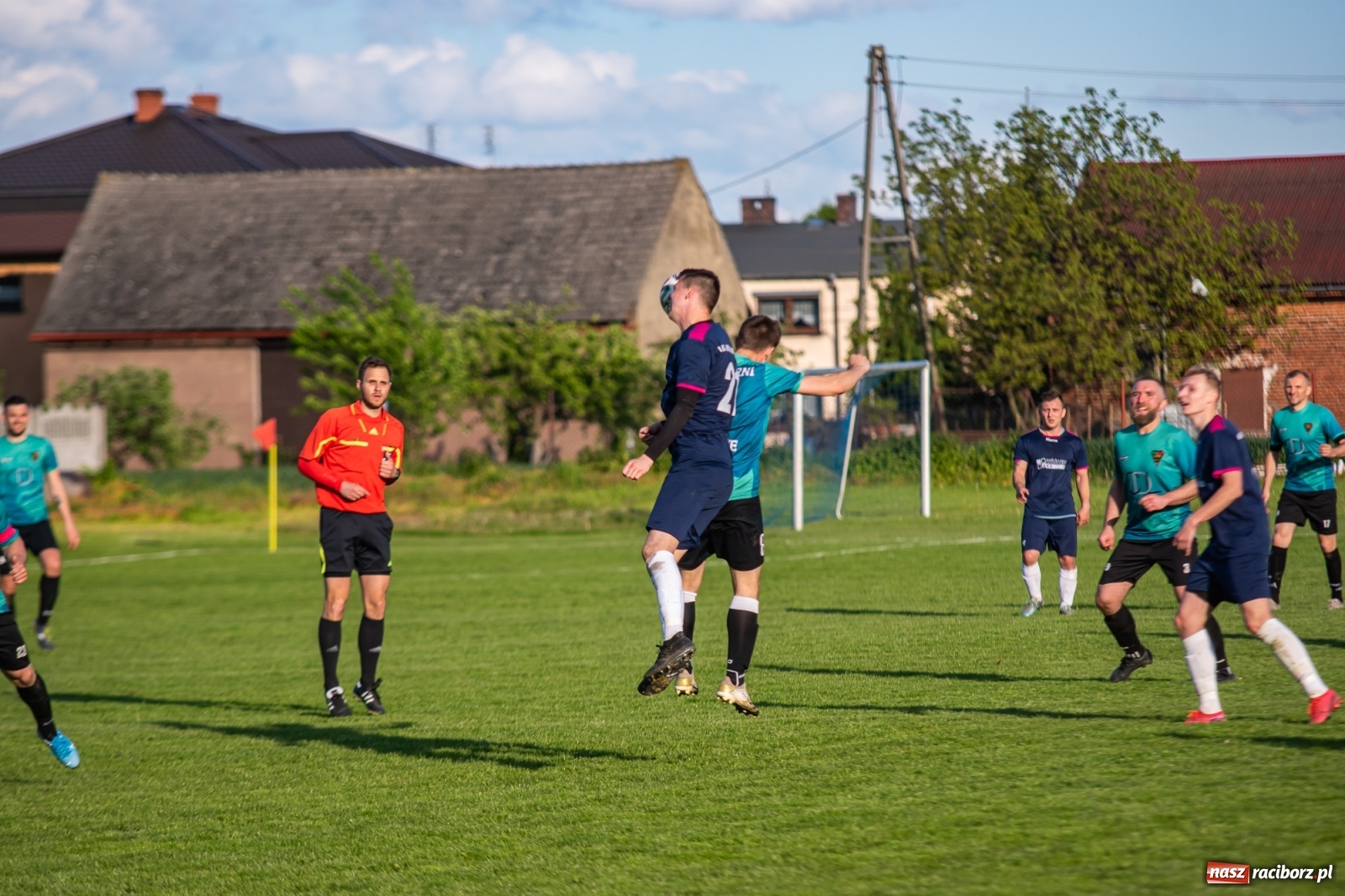 Zdjęcie w galerii na portalu naszraciborz.pl: Krzyżanowice vs Gorzyce. Choć dwoili się i troili, liderowi zbytnio nie podskoczyli [FOTO] wiadomości z regionu