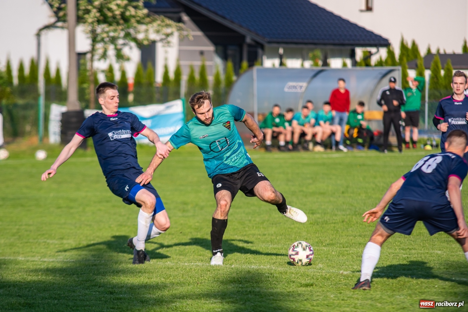Zdjęcie w galerii na portalu naszraciborz.pl: Krzyżanowice vs Gorzyce. Choć dwoili się i troili, liderowi zbytnio nie podskoczyli [FOTO] wiadomości z regionu