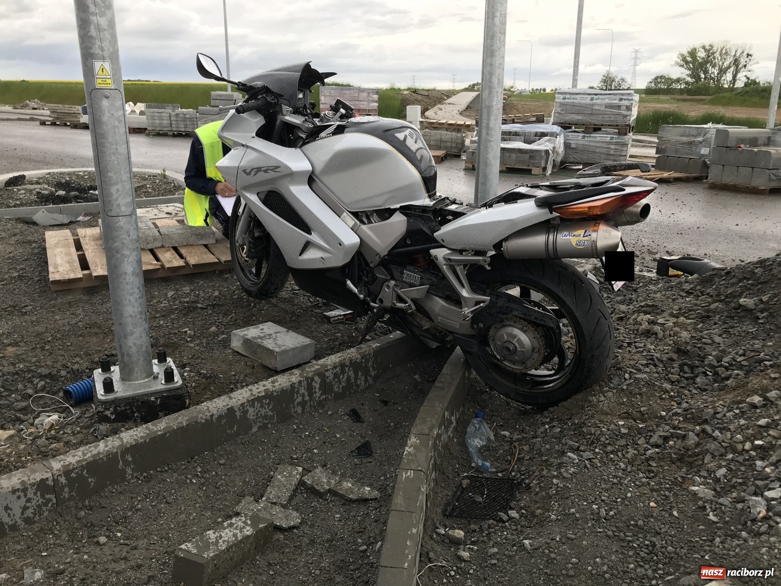 Zdjęcie w galerii na portalu naszraciborz.pl: Policja szuka świadków śmiertelnego wypadku w Miedoni wiadomości z regionu