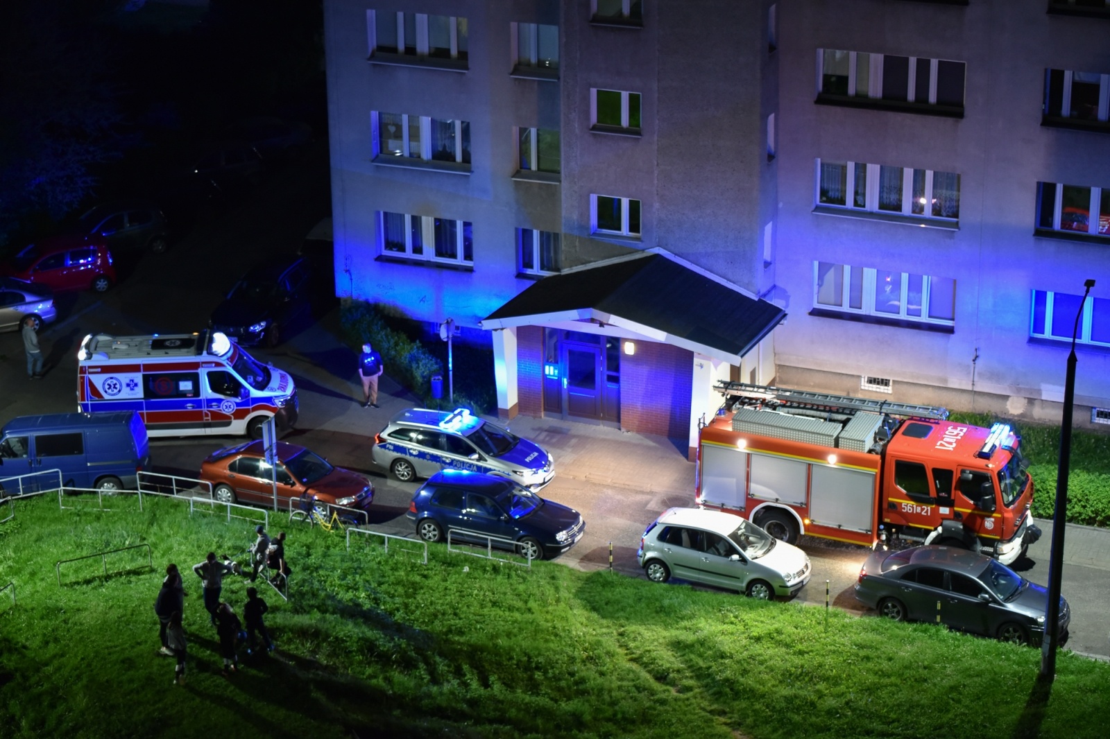 Zdjęcie w galerii na portalu naszraciborz.pl: Nieznana substancja w bloku przy Katowickiej, pojazd w wodzie w Krzyżanowicach, krzesło na pomniku Arki Bożka - raport 998 wiadomości z regionu