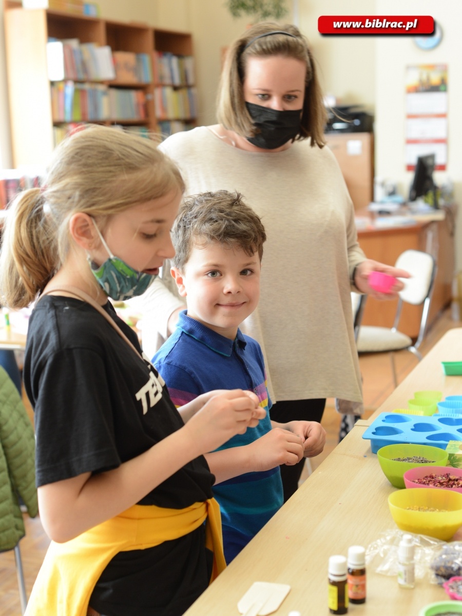 Zdjęcie w galerii na portalu naszraciborz.pl: Twórcze warsztaty w bibliotece na Ocicach wiadomości z regionu