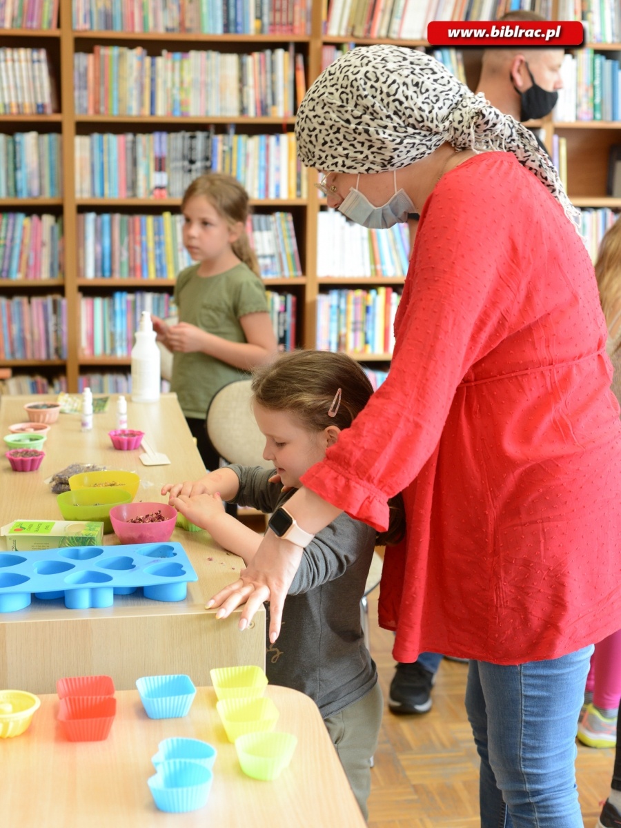 Zdjęcie w galerii na portalu naszraciborz.pl: Twórcze warsztaty w bibliotece na Ocicach wiadomości z regionu
