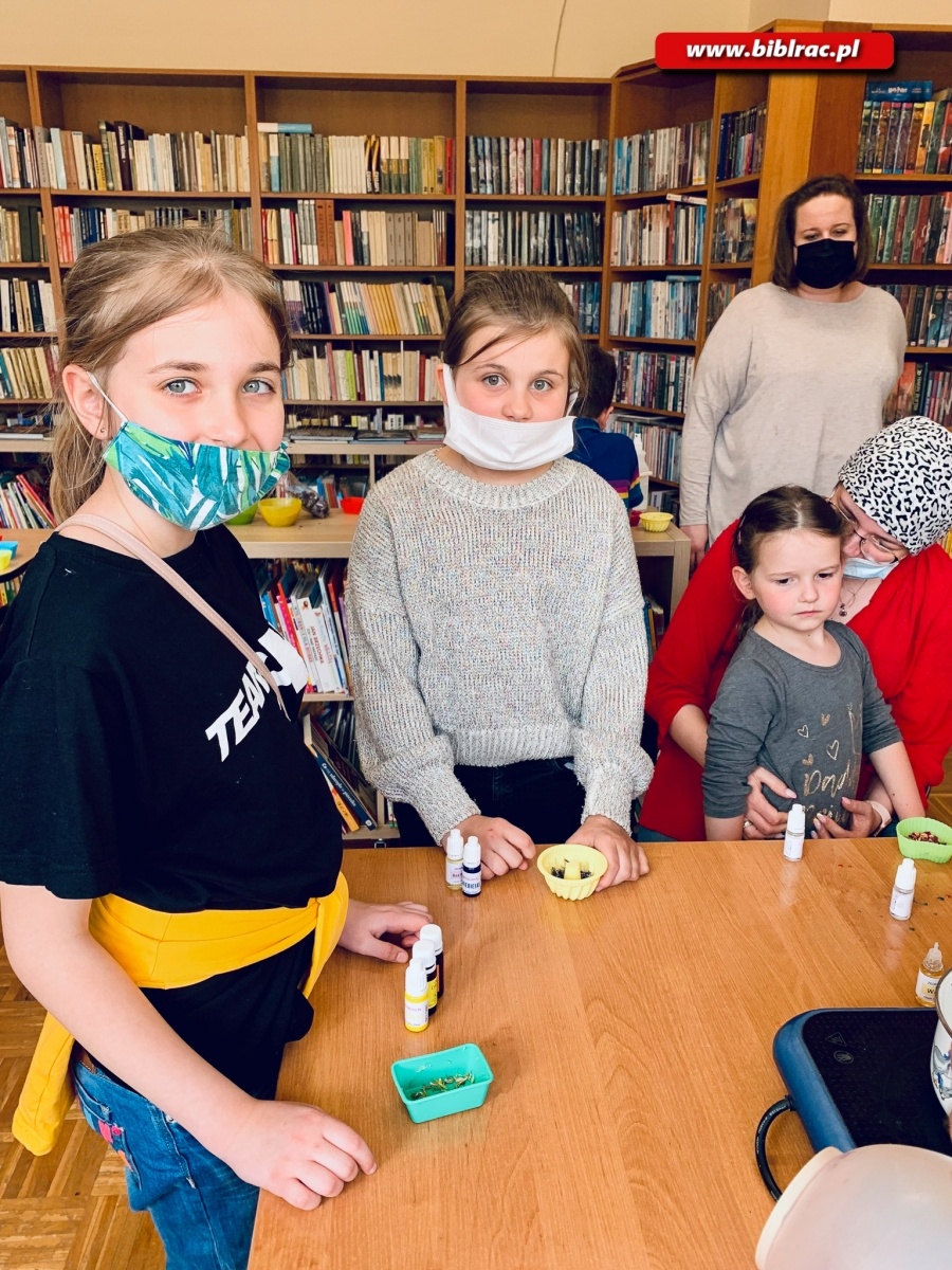 Zdjęcie w galerii na portalu naszraciborz.pl: Twórcze warsztaty w bibliotece na Ocicach wiadomości z regionu