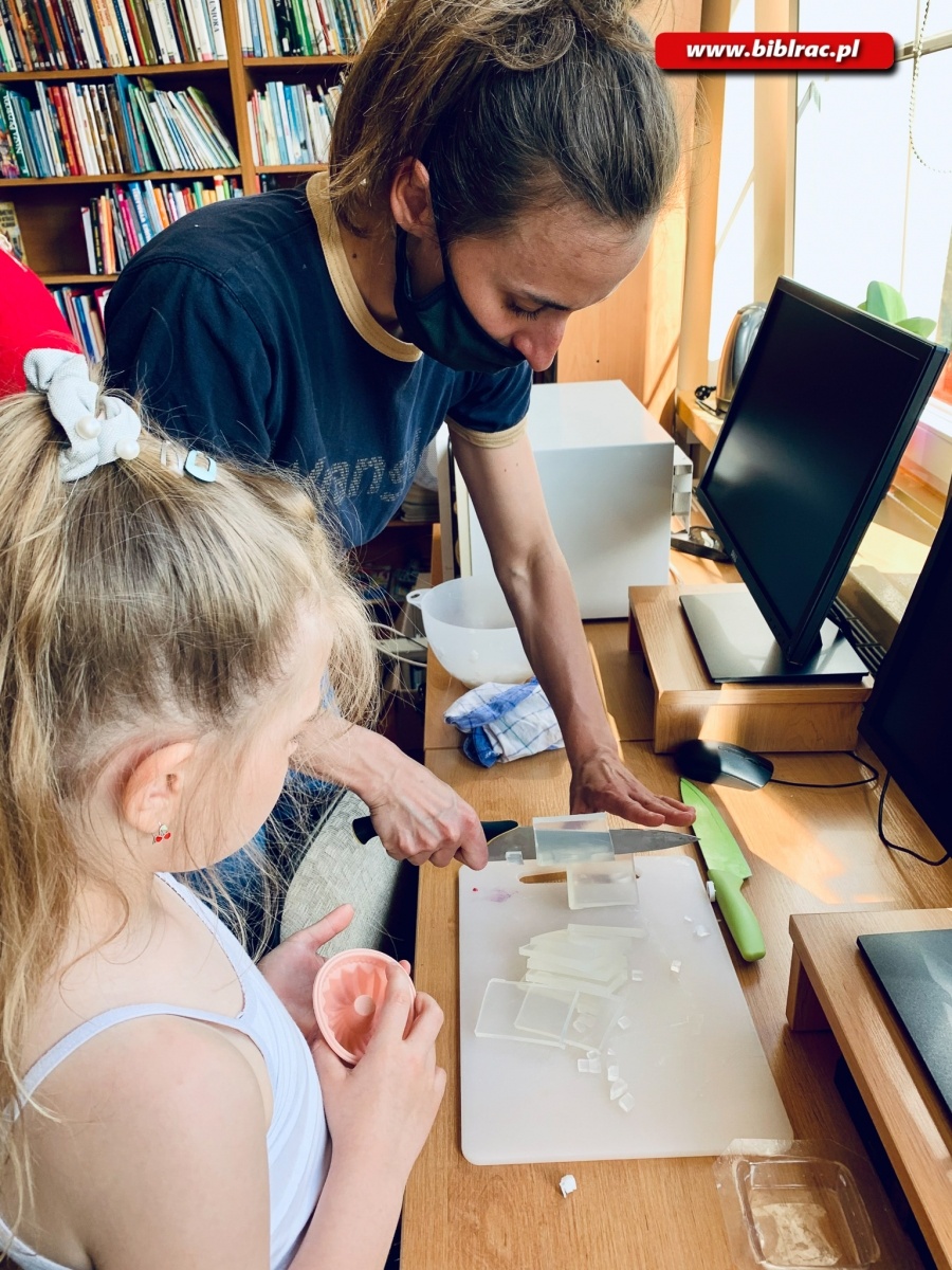 Zdjęcie w galerii na portalu naszraciborz.pl: Twórcze warsztaty w bibliotece na Ocicach wiadomości z regionu