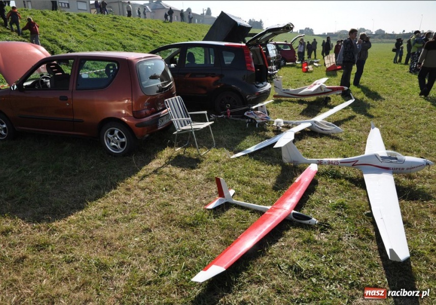 Zdjęcie w galerii na portalu naszraciborz.pl: Pogoda dopisała. Piękne pokazy wiadomości z regionu