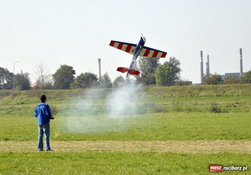 Zdjęcie w galerii na portalu naszraciborz.pl: Pogoda dopisała. Piękne pokazy wiadomości z regionu
