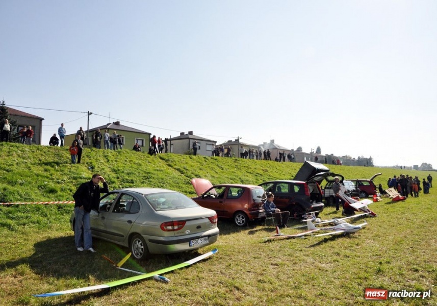 Zdjęcie w galerii na portalu naszraciborz.pl: Pogoda dopisała. Piękne pokazy wiadomości z regionu