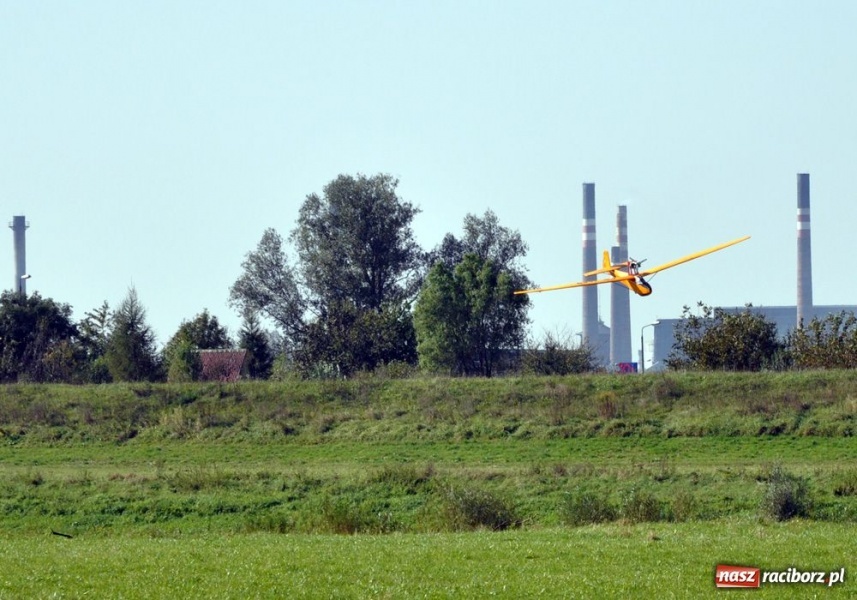 Zdjęcie w galerii na portalu naszraciborz.pl: Pogoda dopisała. Piękne pokazy wiadomości z regionu