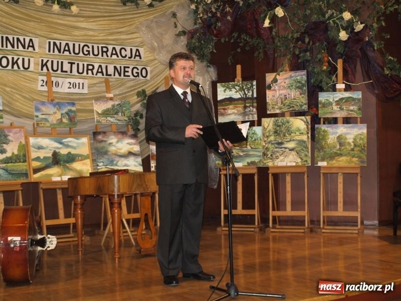 Zdjęcie w galerii na portalu naszraciborz.pl: Nagroda i czek na tysiaka wiadomości z regionu