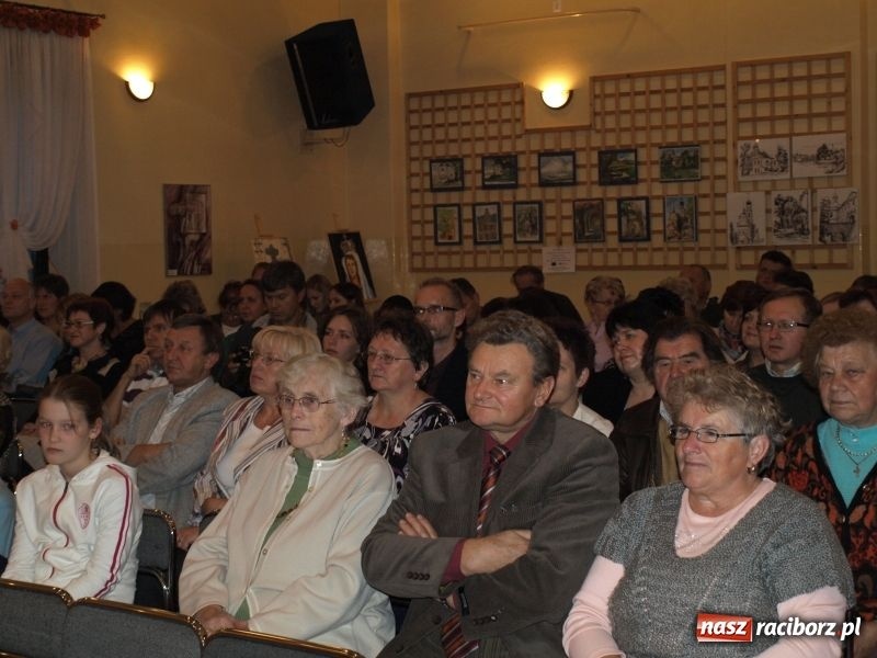 Zdjęcie w galerii na portalu naszraciborz.pl: Nagroda i czek na tysiaka wiadomości z regionu