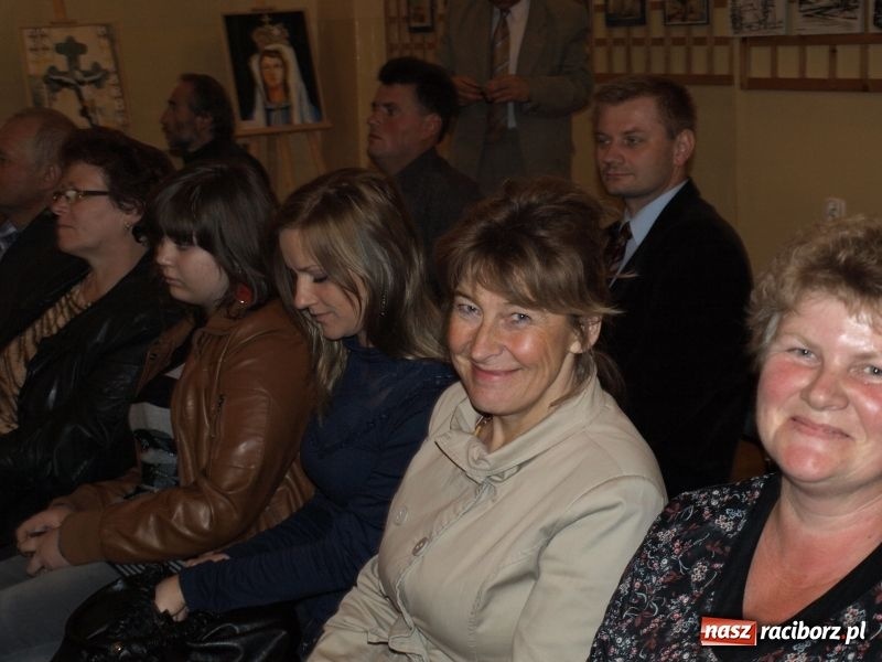 Zdjęcie w galerii na portalu naszraciborz.pl: Nagroda i czek na tysiaka wiadomości z regionu