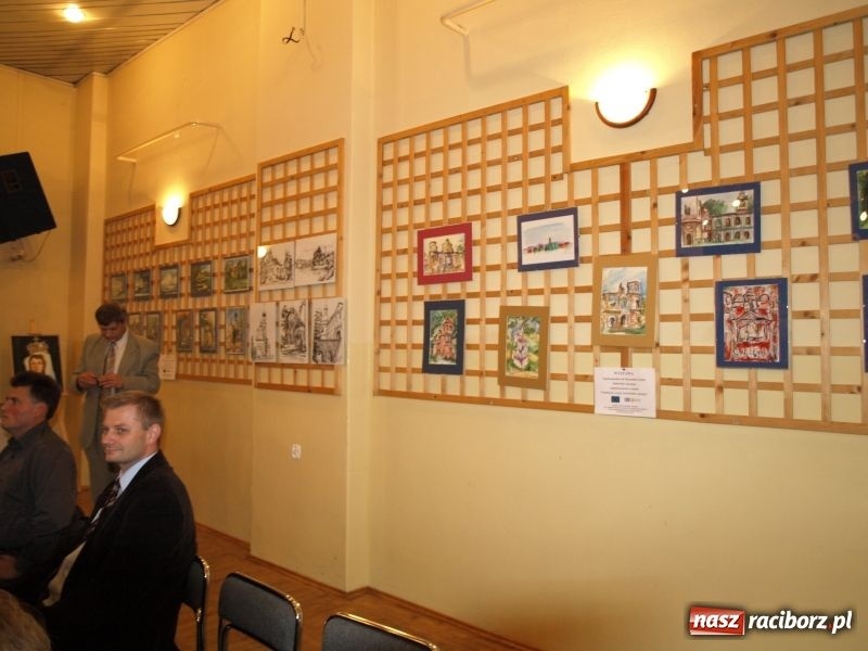 Zdjęcie w galerii na portalu naszraciborz.pl: Nagroda i czek na tysiaka wiadomości z regionu