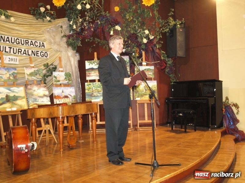 Zdjęcie w galerii na portalu naszraciborz.pl: Nagroda i czek na tysiaka wiadomości z regionu