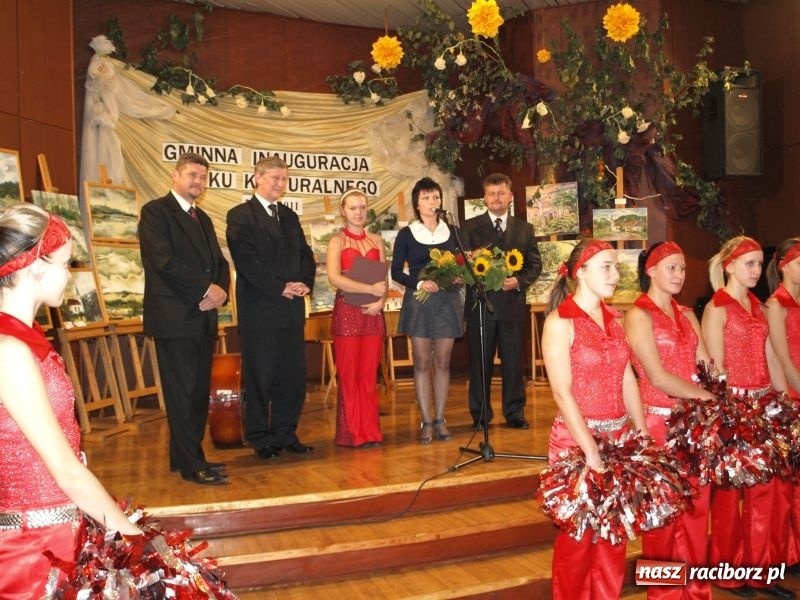 Zdjęcie w galerii na portalu naszraciborz.pl: Nagroda i czek na tysiaka wiadomości z regionu