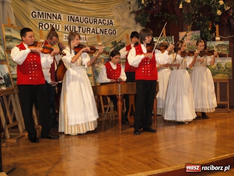 Zdjęcie w galerii na portalu naszraciborz.pl: Nagroda i czek na tysiaka wiadomości z regionu