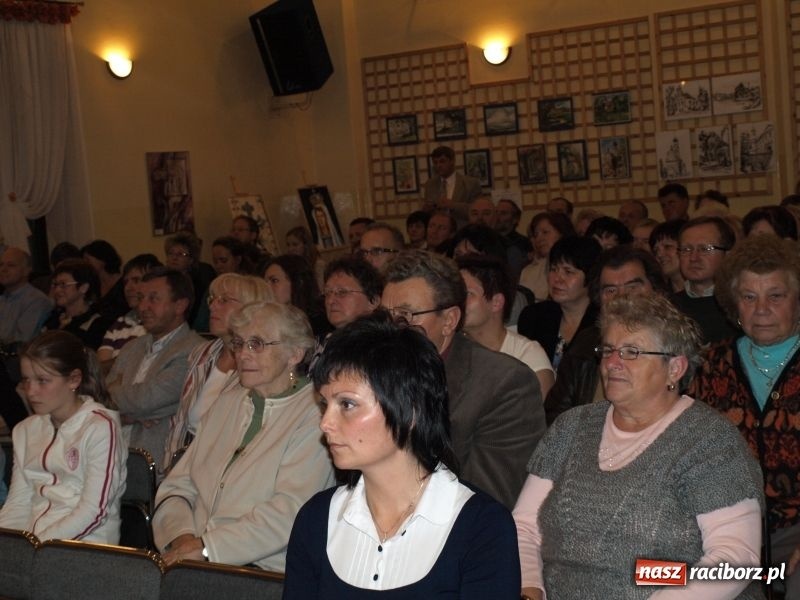 Zdjęcie w galerii na portalu naszraciborz.pl: Nagroda i czek na tysiaka wiadomości z regionu