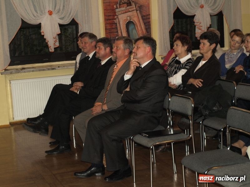 Zdjęcie w galerii na portalu naszraciborz.pl: Nagroda i czek na tysiaka wiadomości z regionu