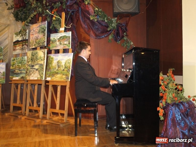 Zdjęcie w galerii na portalu naszraciborz.pl: Nagroda i czek na tysiaka wiadomości z regionu