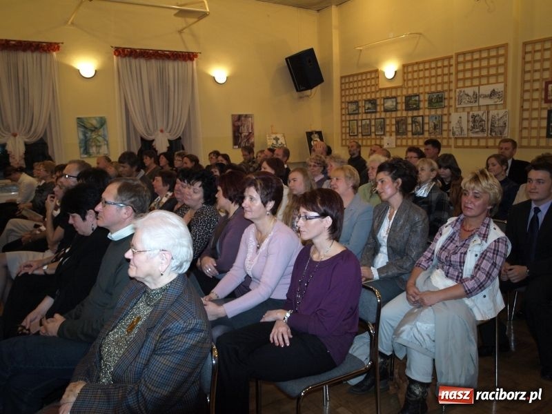 Zdjęcie w galerii na portalu naszraciborz.pl: Nagroda i czek na tysiaka wiadomości z regionu