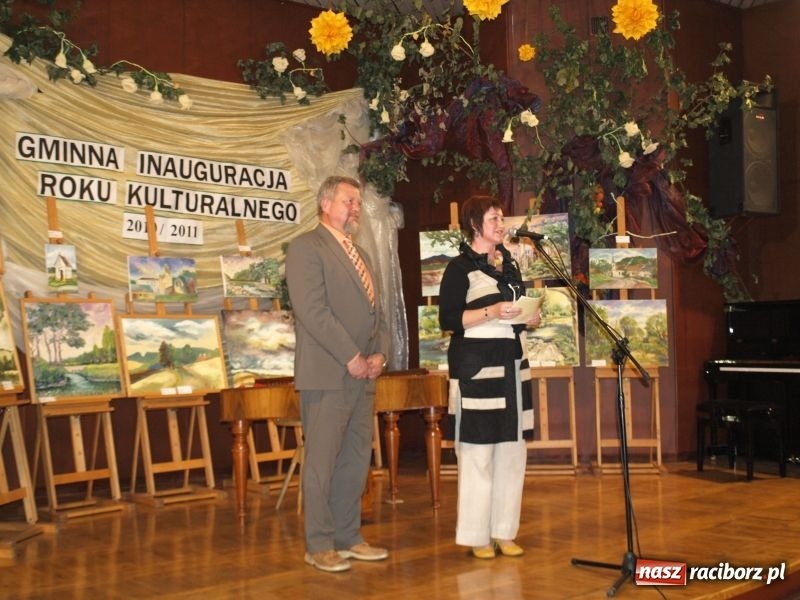 Zdjęcie w galerii na portalu naszraciborz.pl: Nagroda i czek na tysiaka wiadomości z regionu