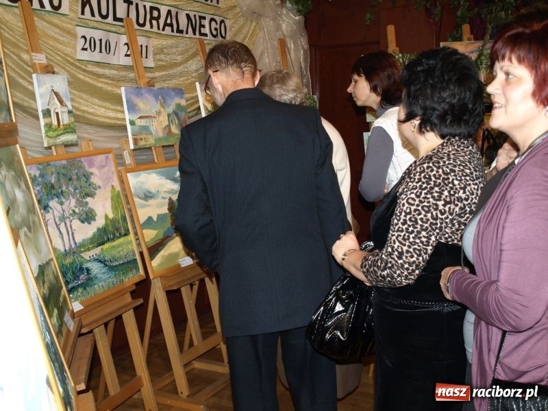 Zdjęcie w galerii na portalu naszraciborz.pl: Nagroda i czek na tysiaka wiadomości z regionu