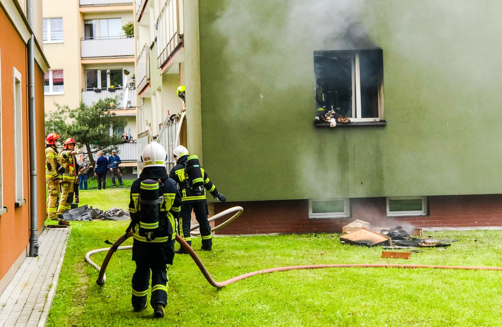 Zdjęcie w galerii na portalu naszraciborz.pl: Pożar w budynku wielorodzinnym przy Pomnikowej [FOTO i WIDEO] wiadomości z regionu