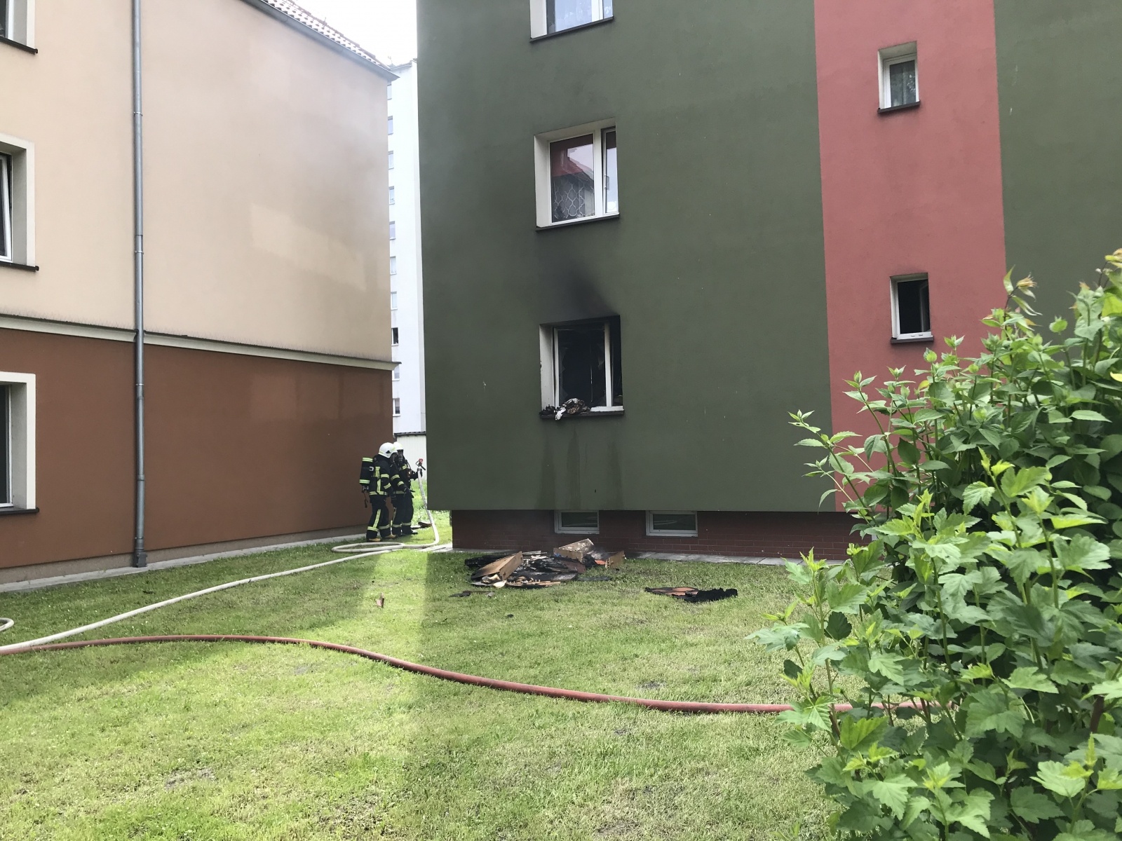 Zdjęcie w galerii na portalu naszraciborz.pl: Pożar w budynku wielorodzinnym przy Pomnikowej [FOTO i WIDEO] wiadomości z regionu